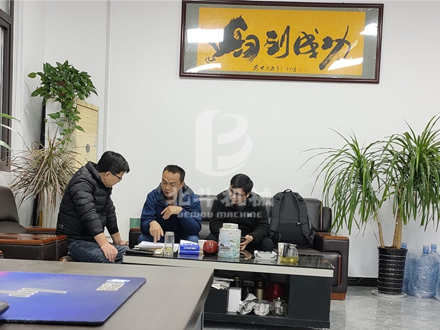 木材粉碎機(jī)產(chǎn)量大吸引江西客戶前來(lái)參觀