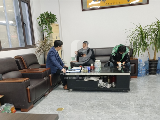 內(nèi)蒙古客戶實(shí)地考察樹(shù)枝粉碎機(jī),雙方展望合作共贏